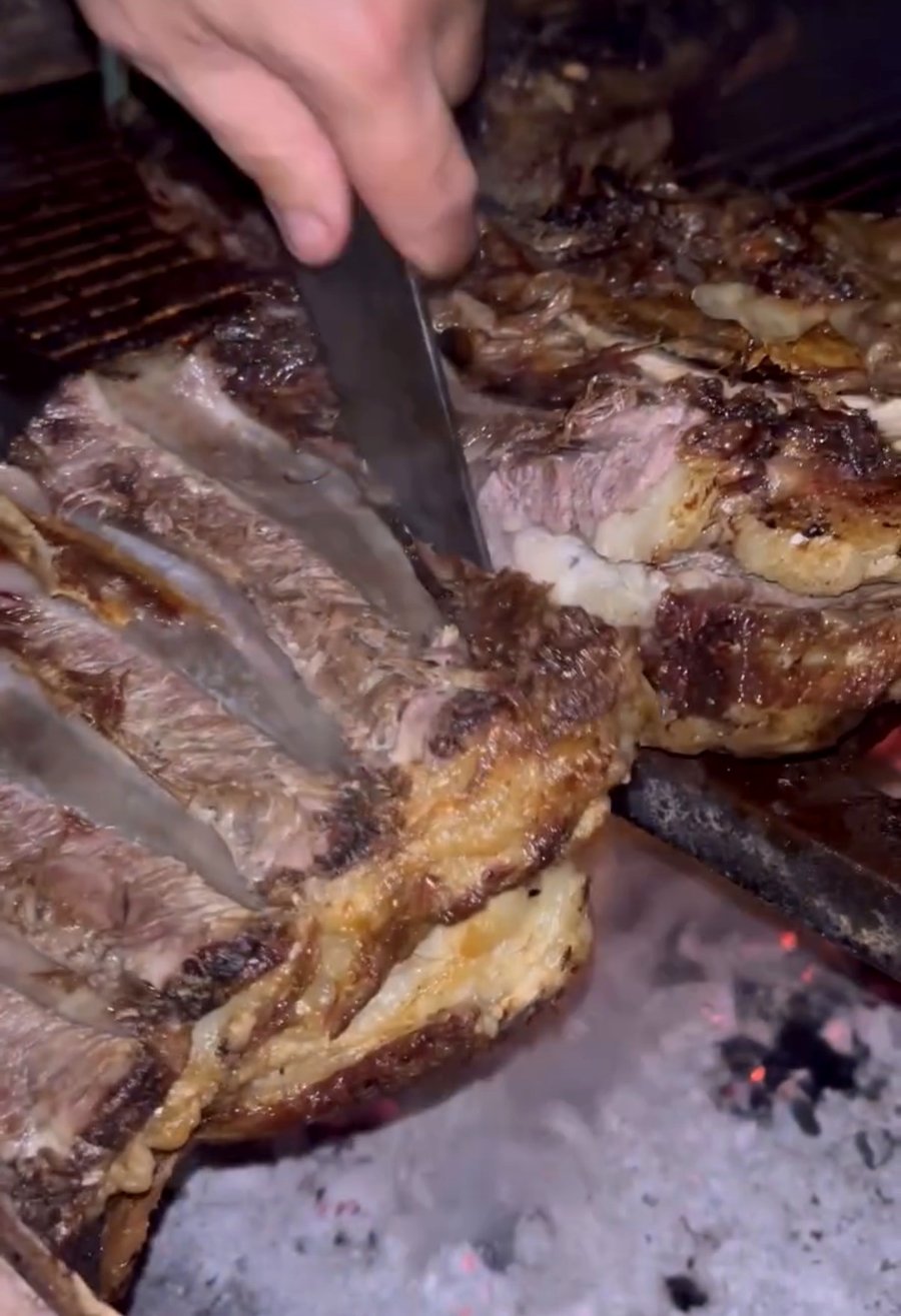 Benjamin Rojas taglia l'asado alla griglia
