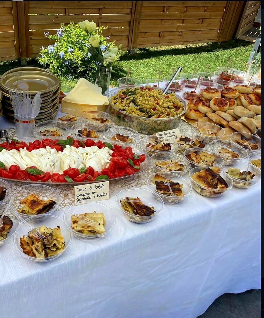 Tavolo buffet con bufala, pasta fredda e pizzette Auris