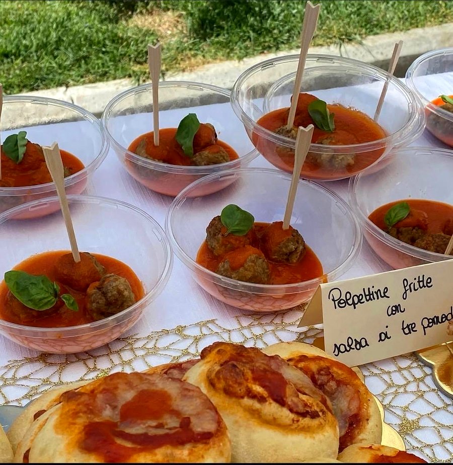 Polpettine fritte con salsa ai tre pomodori, catering Auris