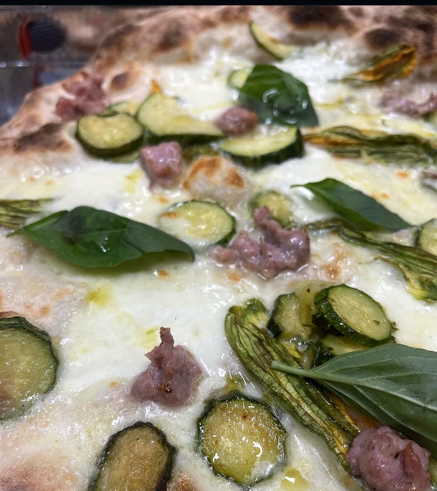 La Auris — bufala, fiori di zucca, zucchine e salsiccia loading=